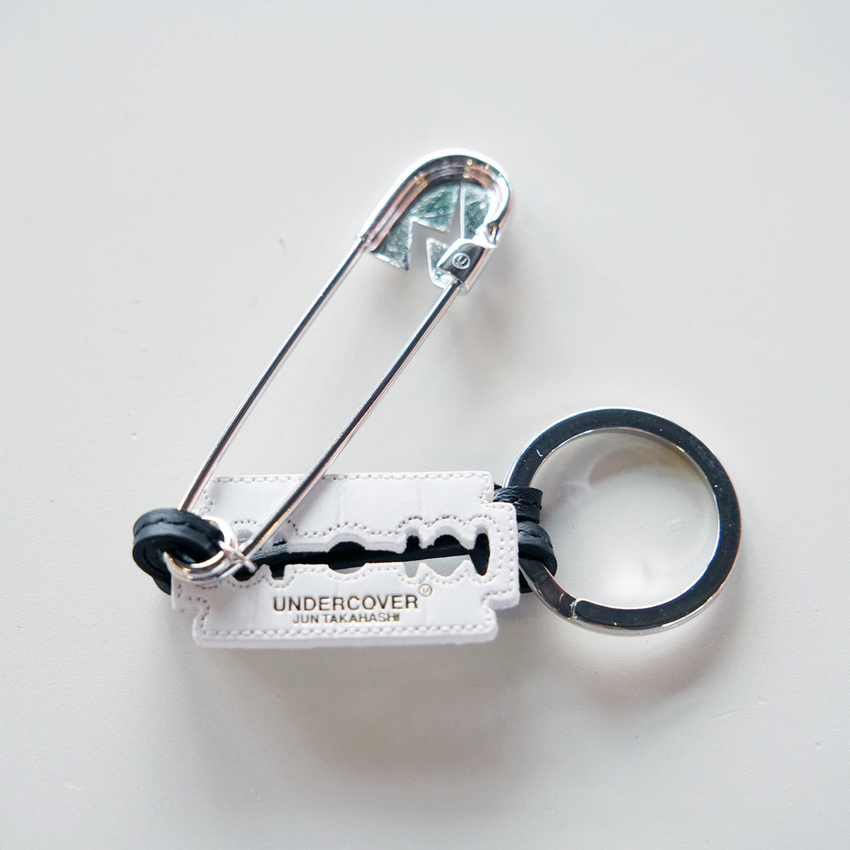 UNDERCOVER Blade Pin Key Holder [ UC1B8K01 ]